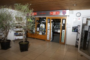 Hallenfoyer mit Tennisshop